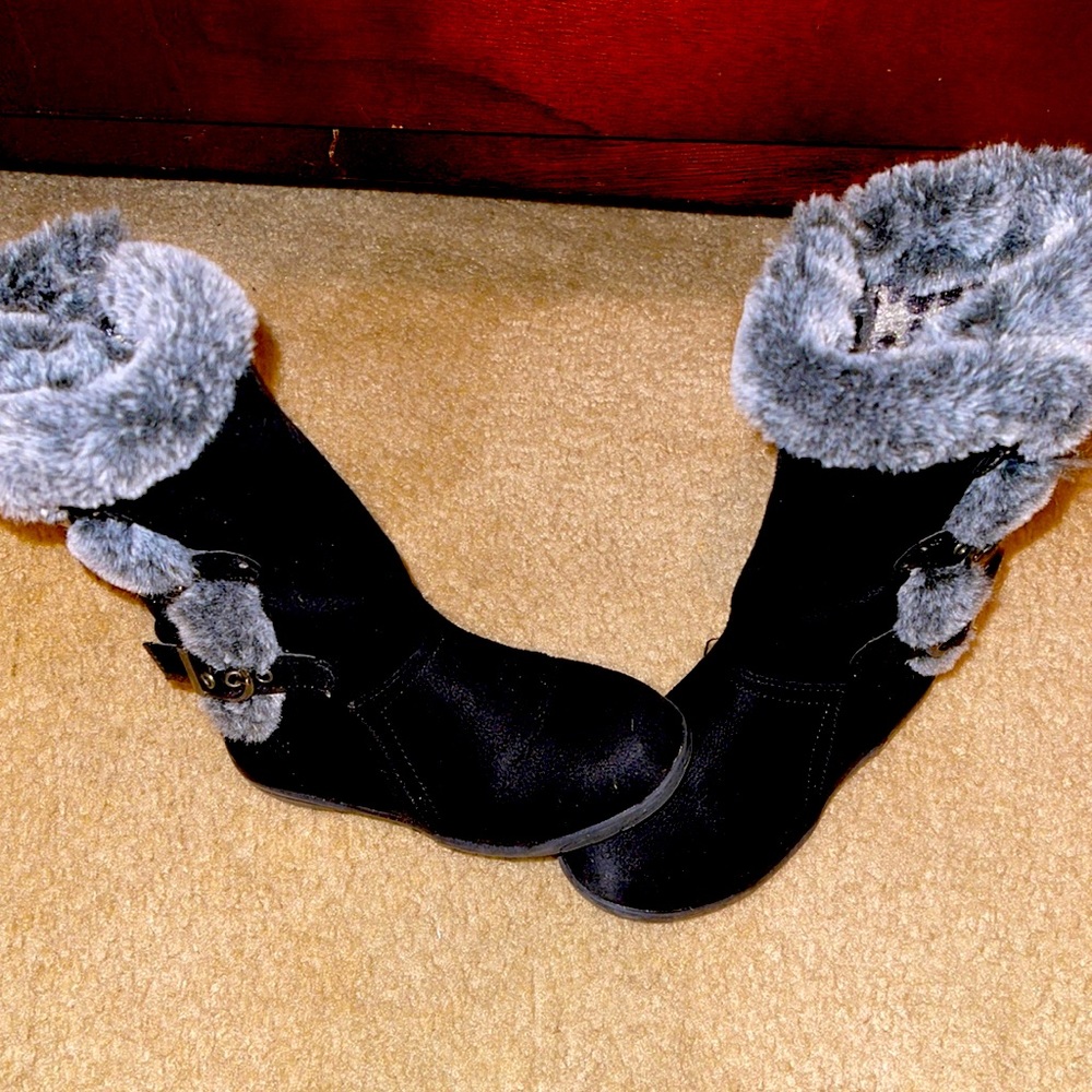 HALEY BUCKLE 2 BLACK FURRY SNOW BOOTS 👢